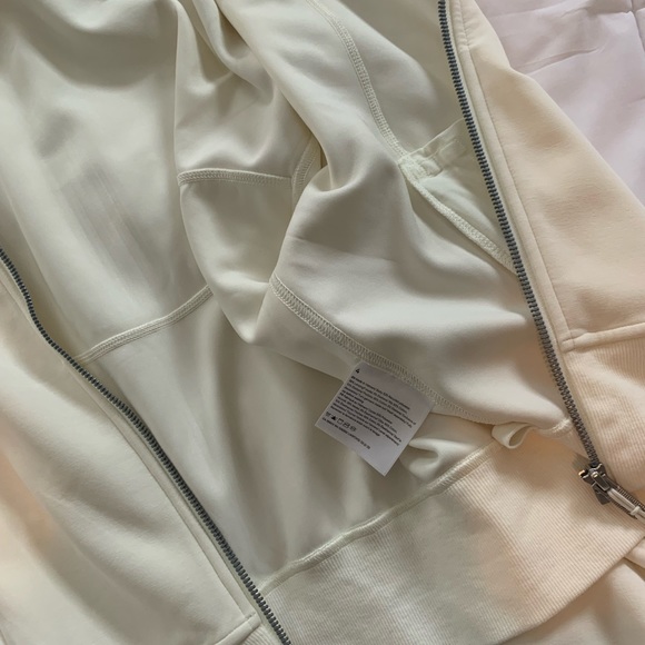 Lululemon softstreme pocketed hoodie pale yellow size 4 worn once - Picture 2 of 2